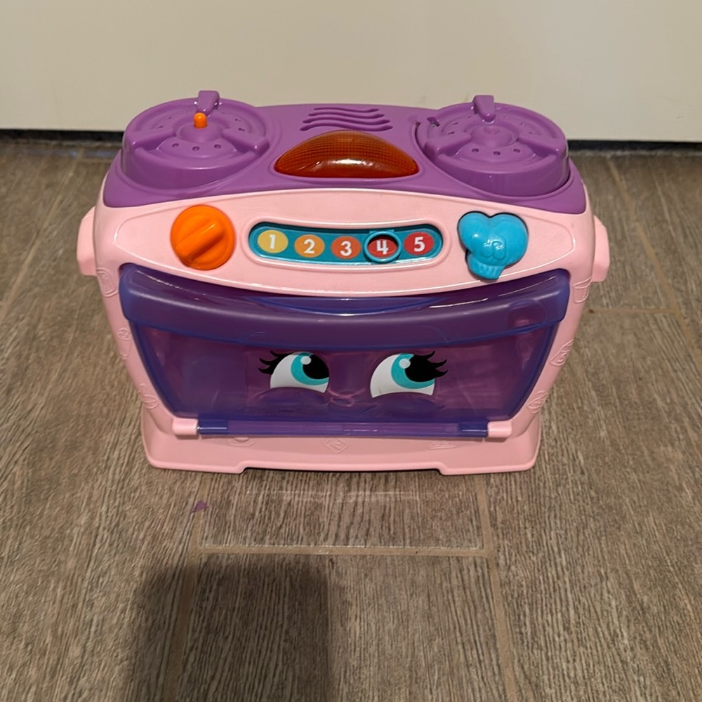 Little oven for pretend baking.